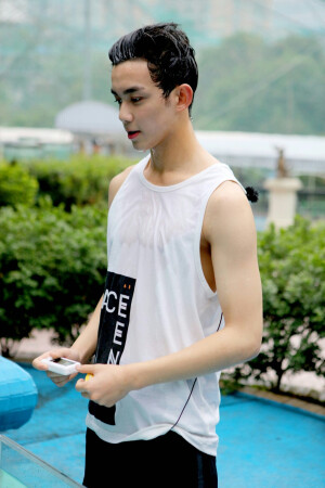 吴磊  99年小鲜肉  #二十四小时#  肌肉磊  胸肌有木有