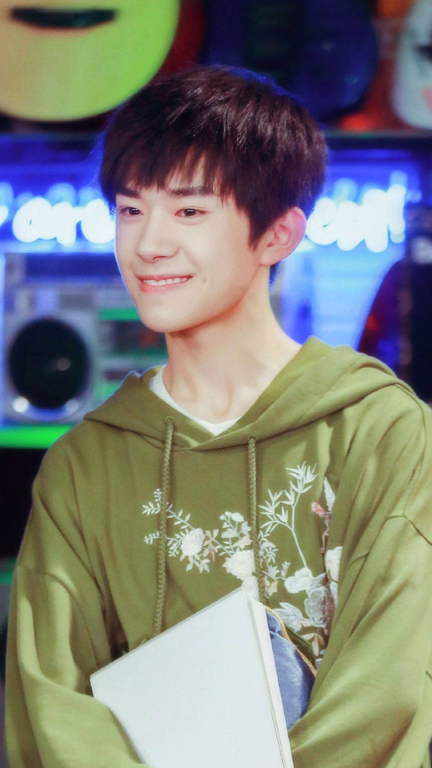  『听说要来了』
@TFBOYS-易烊千玺
『熟悉的味道录制饭修图ぃ』
#易烊千玺熟悉的味道# ​​​