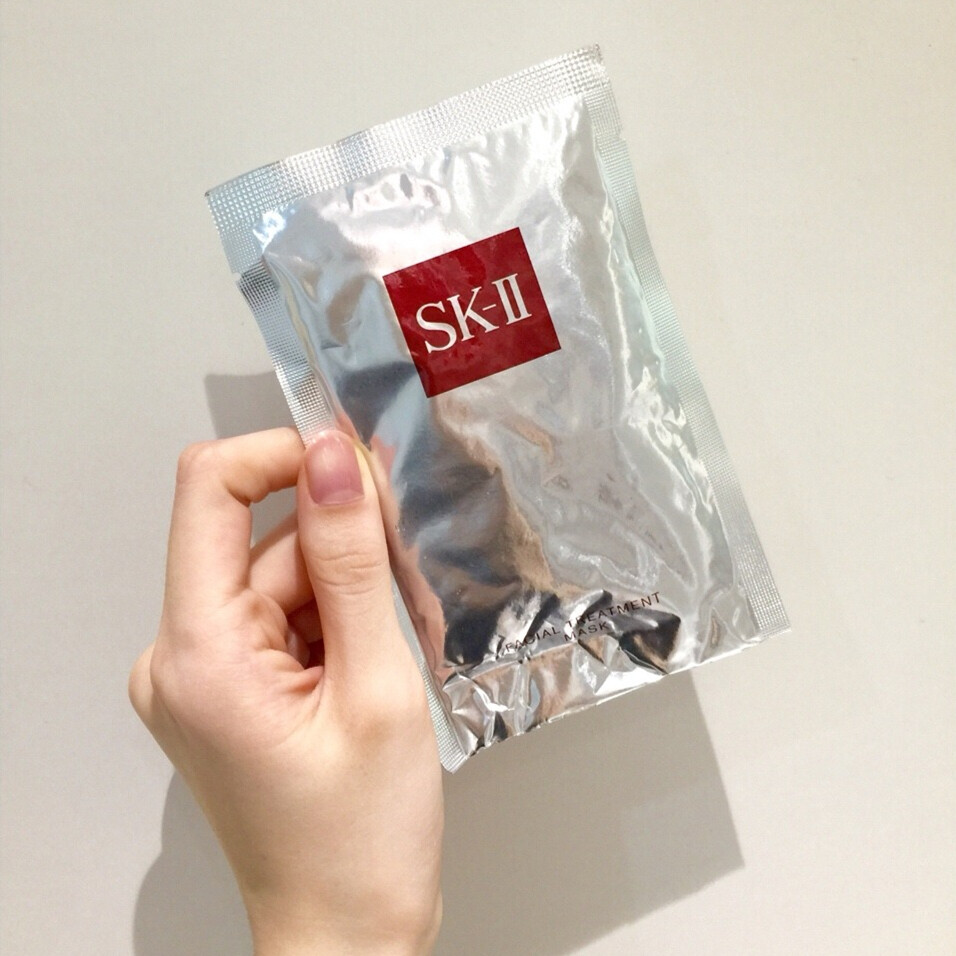 人生中敷面膜史上超惊艳滴莫过于SK-II 的护肤面膜了~~~拍完神仙水再附上一片~~~揭下来滴那一刻简直肌肤宛若白嫩柔滑水煮蛋般~~~出席人生重大场合之前滴必敷面膜~~~想当年去看男神演唱会之前敷了一片去迎接男神降临~~~揭下来的那一刻效果惊艳到简直记忆犹新~~~