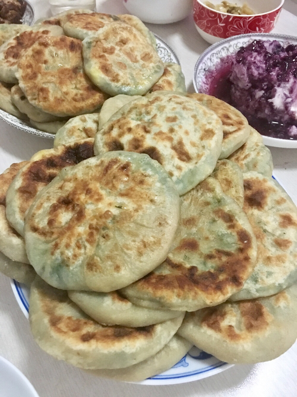 堆成小山的馅饼