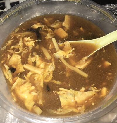 无名生煎的酸辣汤，料很足，不糊弄