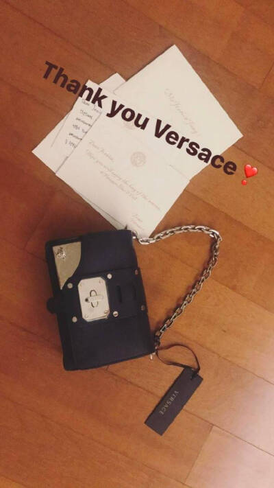 #郑秀妍# 170330 ins story更新：Thank you Versace❣️范思哲送给dear jessica的生日礼物，很贴心，非常感谢 #郑秀妍0418生日快乐# ​​​​