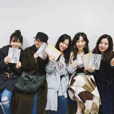 【instagram】#少女时代##金泰妍# taeyeon_ss: [em]e401237[/em] 4 [em]e400630[/em]#redvelvet####### （翻译：小甜心们登场了[em]e401237[/em] 凌晨4点半也来应援的漂亮的后辈们 托你们的福我…