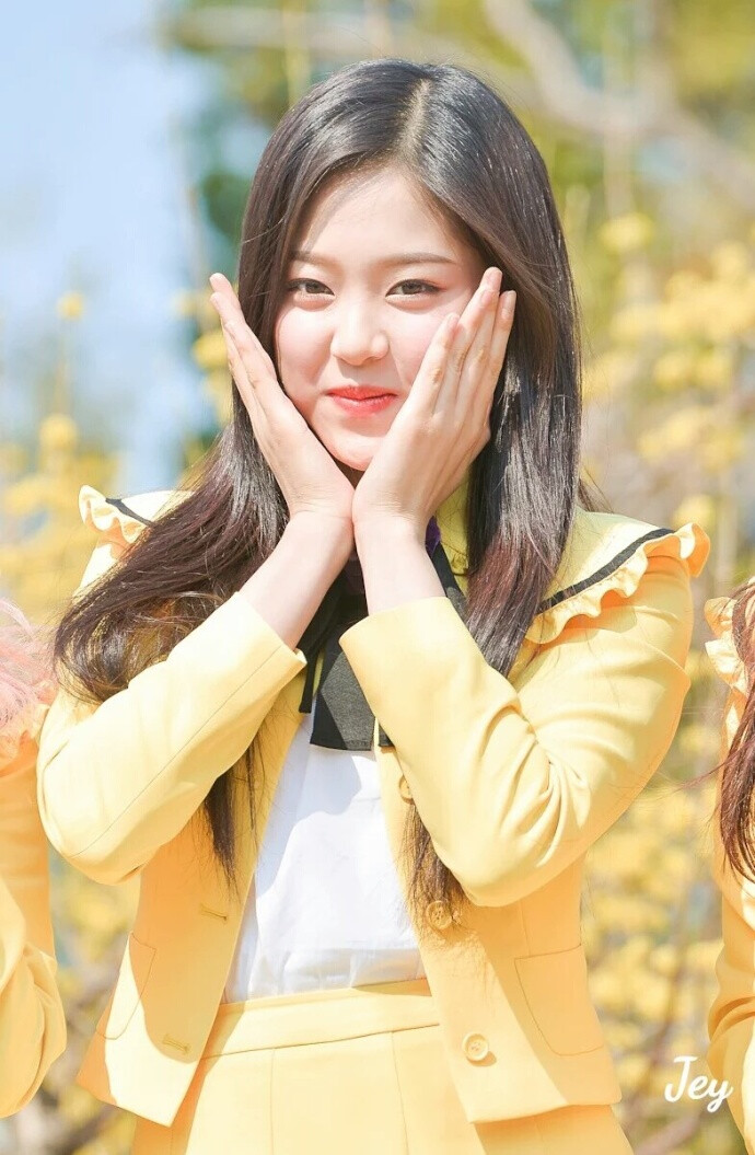 本月少女 [ 金贤真 ]°hyunjin 78 禁二传二改抱图点赞 cr:amiyurih