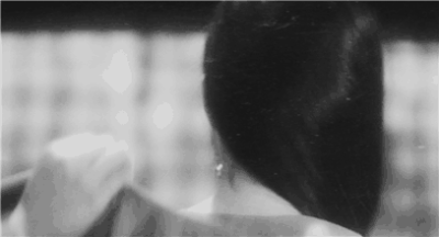 无法超越的惊艳瞬间：
“朱茵眨眼 林青霞喝酒 王祖贤穿衣
张敏回头 邱淑贞咬牌 李若彤颔首
赵雅芝拂袖 哥哥转身挥手 薛之谦遛狗” ​