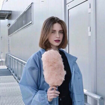 ㎖ㄧ杨宁宁
见了他，她变得很低很低，低到尘埃里。但她心里是欢喜的，从尘埃里开出花来。