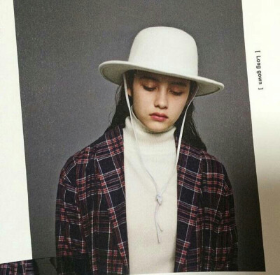 ㎖ㄧ杨宁宁
见了他，她变得很低很低，低到尘埃里。但她心里是欢喜的，从尘埃里开出花来。