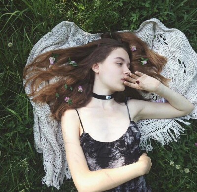 ㎖ㄧ杨宁宁
见了他，她变得很低很低，低到尘埃里。但她心里是欢喜的，从尘埃里开出花来。