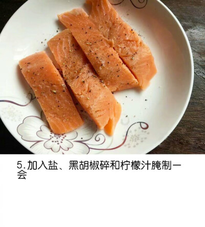 【干煎三文鱼配时蔬】
好看又美味，颜值与实力并存~ ​​​​