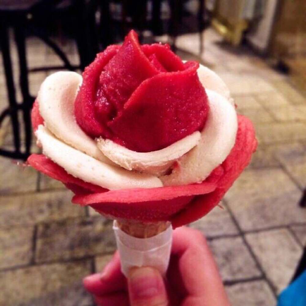 3038393030333231 38383630 玫瑰花瓣甜筒