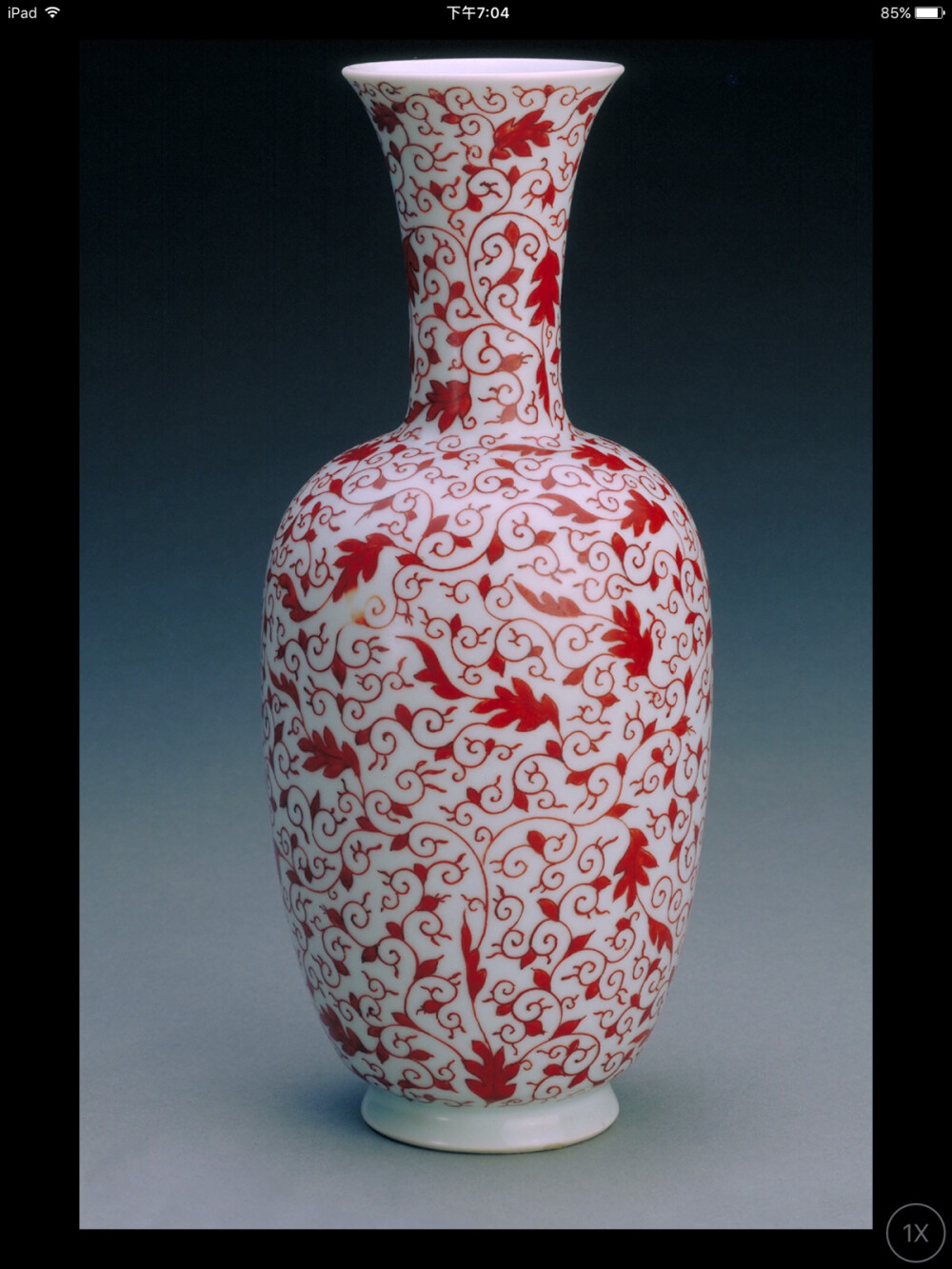 清雍正矾红彩甘藤纹瓶