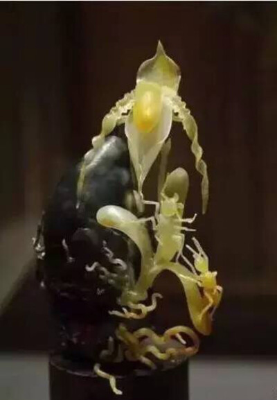 夫唱妇随，一株傍石生长的兰花，轻灵美丽，兰叶上，两只蚂蚁前后相随，好似人间的“夫唱妇随”。