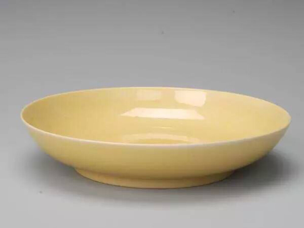 弘治鸡油黄
它的釉色配方早已经失传，现在技术还原出来的瓷器，不管怎么鼓捣，都有色差，古人的智慧带着防伪。