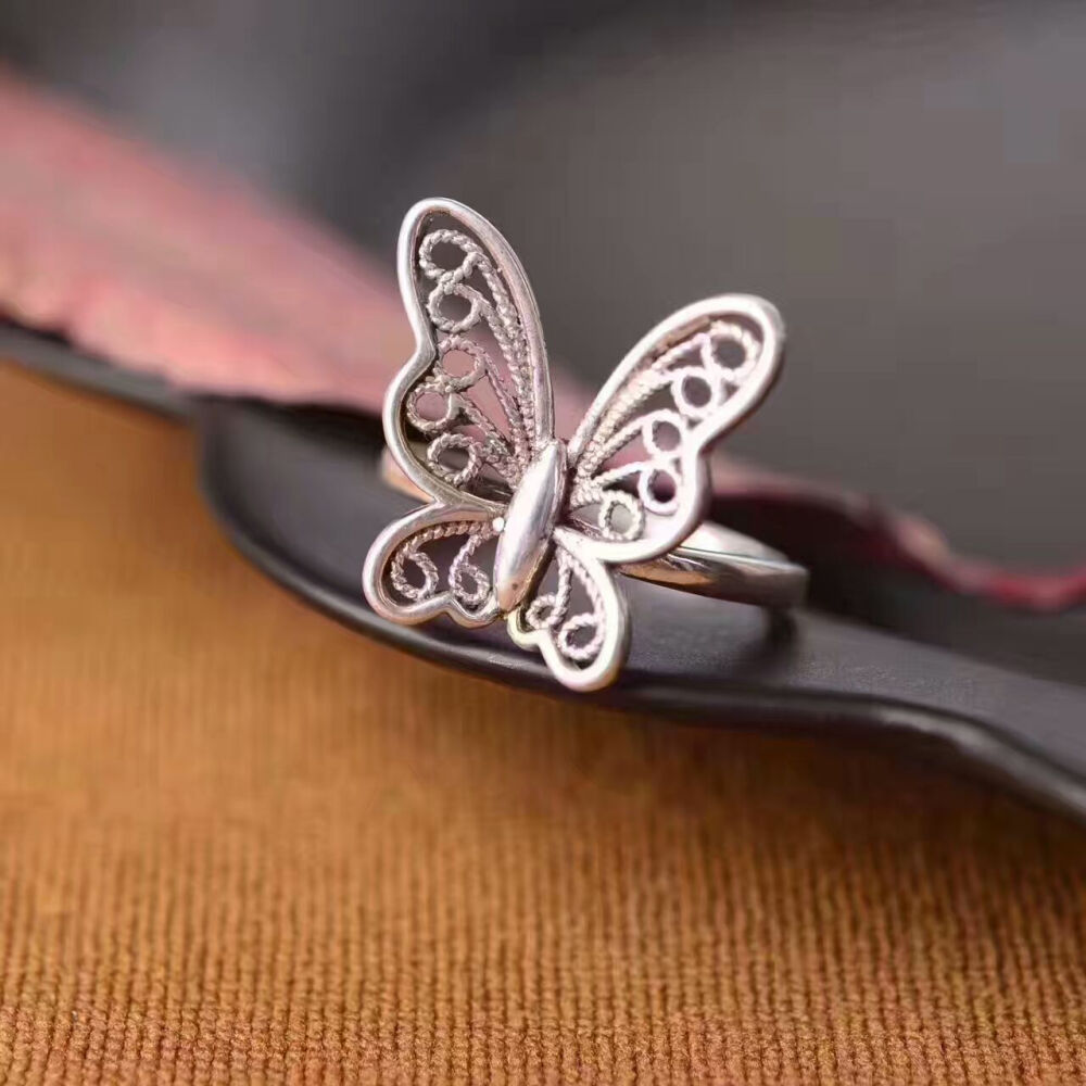 晶蝴蝶翩翩立腕间，新款925银镂空蝴蝶戒指，复古文艺范，活口，128元。