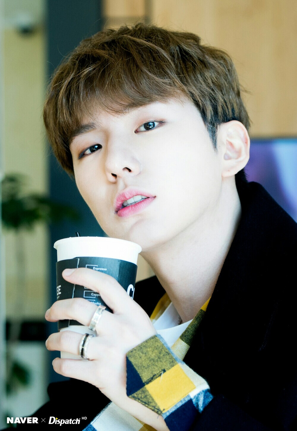 Monsta X 基贤 Kihyun 妈妈担当 小可爱 小仓鼠 蜜糖主唱 对这种爱吃会做，贤惠可爱，撩妹技能max的小眼睛单眼皮男生真的毫无抵抗力啊~~