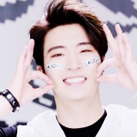 崔荣宰（Youngjae），1996年9月17日出生于韩国。是韩国JYPEntertainment2014年自2PM后时隔六年新推出的七人男子组合GOT7成员之一，队内担任主唱。在木浦时，通过所在音乐舞蹈学院JoyDance&PluginMusicAcademy与JYP联合的Audition进入JYP作为练习生。经过7个月训练后出道。
中文名	崔荣宰
外文名	Youngjae
别 名	小七，画报妖精
星 座	处女座
血 型	B型