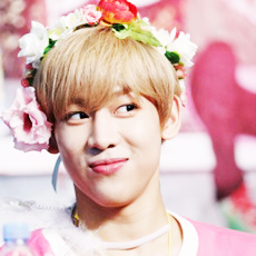BamBam，全名Bambam Kunpimook Bhuwakul，1997年5月2日出生于泰国曼谷，泰国男歌手。2007年在泰国举办的“Rain Cover Dance“比赛中获得冠军，被韩国JYP娱乐公司星探挖掘。2012年参演电影《追凶》。2013年参与电视节目《WHO IS NEXT:WIN》，得到关注。2014年1月16日以演唱团体GOT7正式出道，同年团队发行首张音乐专辑《GOT it?》。2015年，组合全体主演青春校园魔幻题材网络剧《玩偶骑士》。2016年1月，出演JTBC综艺《我朋友的家在哪里》。
外文名	BamBam
别 名	Bam宝、斑斑
国 籍	泰国
星 座	金牛座
血 型	B型
身 高	174.5cm
体 重	51kg
出生地	泰国
出生日期	1997年5月2日
职 业	歌手,学生
经纪公司	JYP Entertainment
代表作品	《Girls Girls Girls》、《Follow me》、《A》等
所属组合	GOT7
特 长	舞蹈、泰国rap