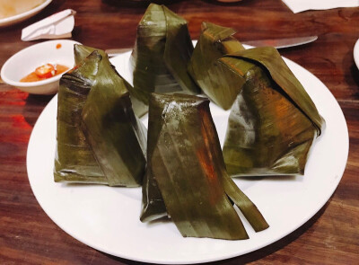 这个是甜点，英文名字好有趣“husband and wife cake”哈哈哈
里面的绿豆馅，皮是有椰丝的，好软糯的，也是Madame lan的出品