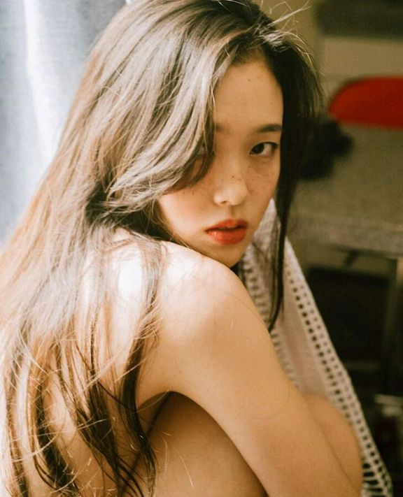 《余罪》里余罪安慰林宇靖，说过这样一句话：我问你个问题，你说为什么那些小孩，进了游乐场之后，就算他们摔倒了，他们也不会哭。因为他们来不及哭，他们要马上站起来，接着去玩，对吧？如果你，可以把你的人生当做是这个游乐场，那你以后，就算跌倒了，都不会哭。