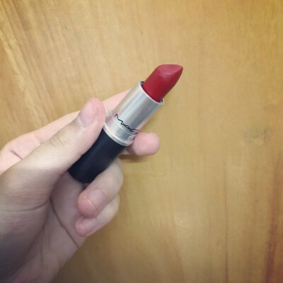 Mac rubywoo，复古红，你值得拥有，但是质地真的干的你想哭