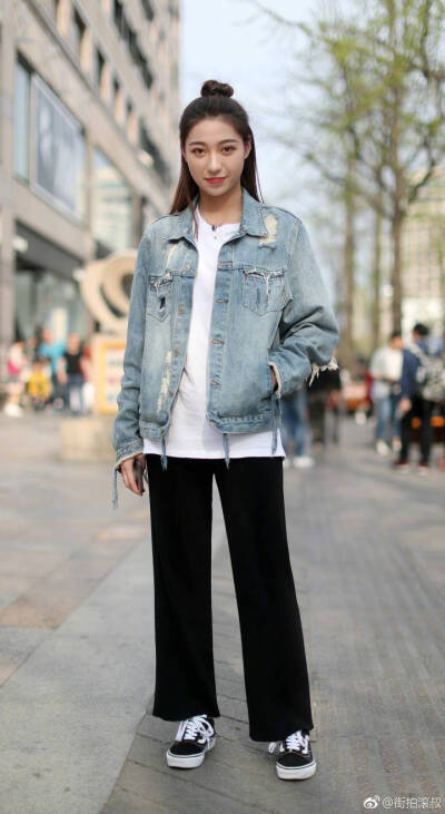 4月4日街拍更新，阔腿裤配牛仔衣的舒服美