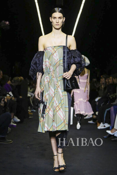 2017秋冬巴黎时装周：罗意威 (Loewe) 女装秀