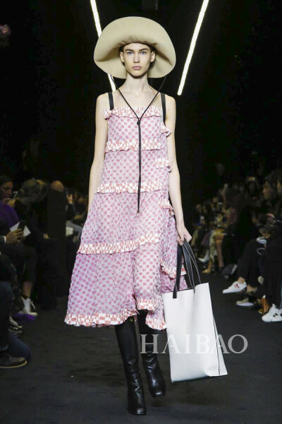 2017秋冬巴黎时装周：罗意威 (Loewe) 女装秀