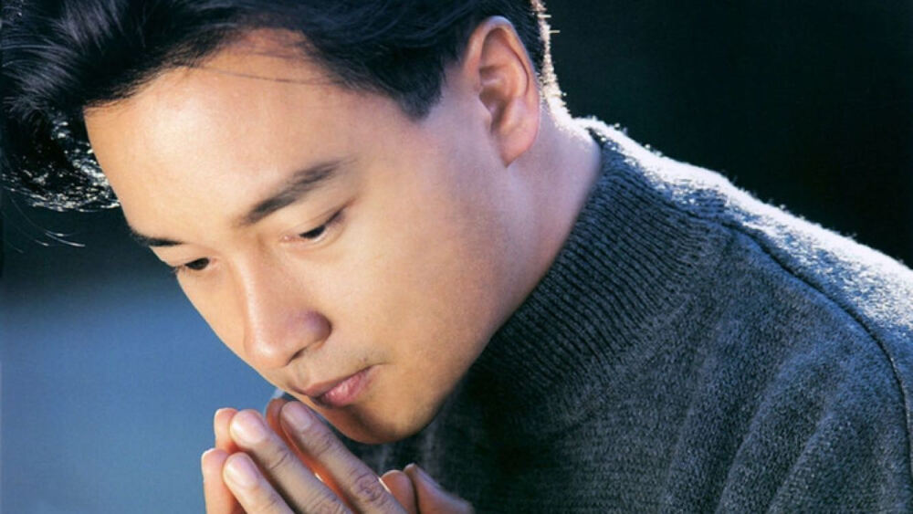 张国荣(1956年9月12日-2003年4月1日),中国香港著名歌手,演员,唱片及