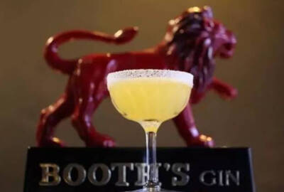 Red Lion
1 oz Gin
1 oz Grand Marnier
1/2 oz Lemon Juice
1/2 oz Orange Juice
摇好后过滤入冷却的鸡尾酒杯，用橙皮喷香并弃掉橙皮，鸡尾酒杯提前沾半圈到一圈糖边。