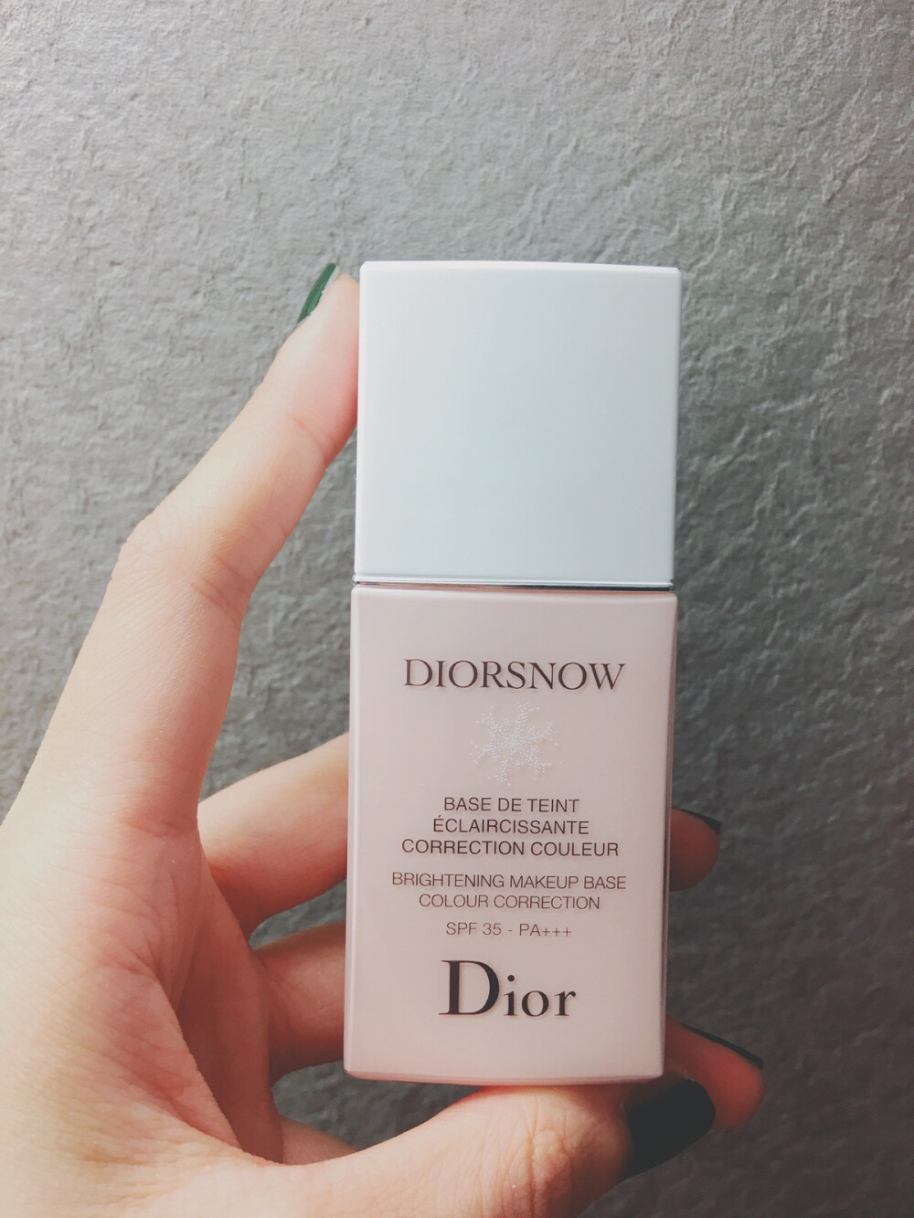 Dior CC霜#好用 轻薄，易推开~肤色会白而且很细腻甚至有种红润的感觉，香味也很高级，唯一的缺点就是开口设计不是很省，用得飞快……好在小小一瓶也便宜