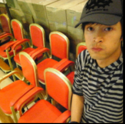 偶然间翻到老胡的博客
里面有一张这样的老胡
你也曾是 会嘟嘴瞪眼卖萌 45度角仰望天空式自拍 穿黑白条连帽衫戴棒球帽的老胡呀