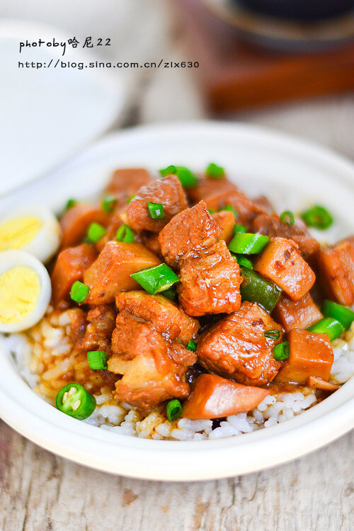 拌饭大口大口的吃才过瘾——秘制杏鲍菇卤肉拌饭
食材：杏鲍菇1个，五花肉一块，鹌鹑蛋，美人椒3个，葱姜 大葱半根，草果 香叶 八角 花椒 干辣椒 肉蔻 黄豆酱，高鲜酱油4大勺，料酒2大勺，细砂糖1勺，盐，老抽半勺
1：五花肉皮和肉分离开，切方块和鹌鹑蛋，姜葱一起倒入砂锅里。加适量水和香料。倒高鲜酱油和老抽，细砂糖，料酒。大火烧开后转小火卤制2小时。
2：捞出卤肉倒锅中翻炒。加杏鲍菇和美人椒翻炒。再倒少许高鲜酱油翻炒。加1大勺黄豆酱翻炒，加适量水焖5分钟后，加盐，鸡精调味即可。