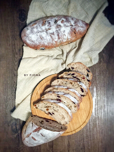 20170407早！五张图！昨晚烤了黑芝麻全麦欧包 简直不要太好吃！不过这回上下火都低了 下次还是按照正常的200度 不然没有脆皮！早餐配嫩炒蛋➕火腿➕桑葚➕花果茶 还是要说欧包真好吃！