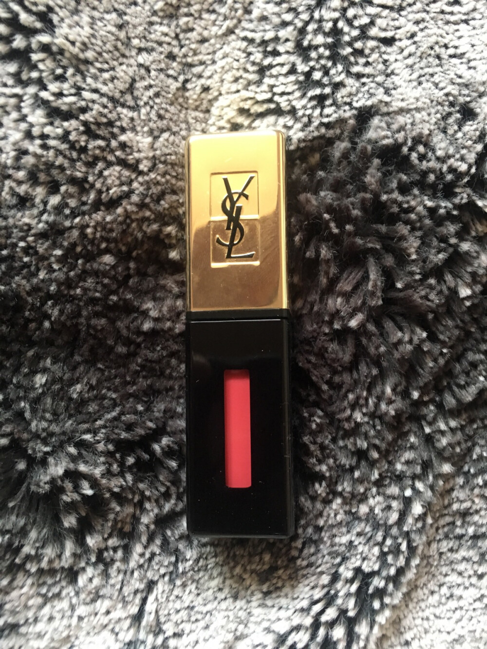 YSL12号唇釉，颜色不错，成膜快，挺好的