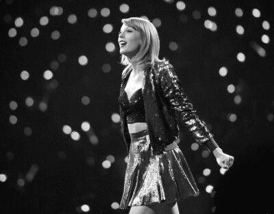 泰勒·斯威夫特（Taylor Swift），1989年12月13日出生于美国宾夕法尼亚州，美国流行音乐、乡村音乐创作型女歌手、音乐制作人、演员、慈善家。