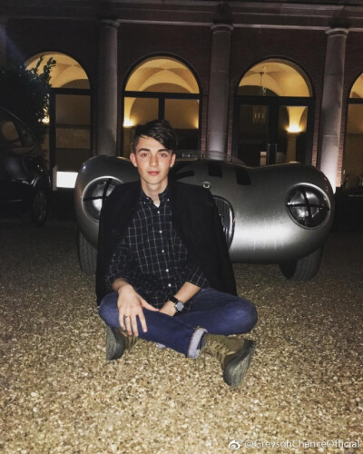 【这里是Greyson微博的搬运工:D】Forever trying to look cool in front of cars that do not belong to me - 永远在不属于我的车面前试图看起来很酷的样子 ​​​​