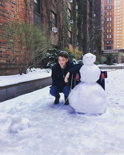 【这里是Greyson微博的搬运工:D】To whoever made this snowman & corresponding snowdog: I had a good time, thank you. - 无论是谁堆了这个雪人&一只雪狗：我度过了很快乐的时间，谢谢你。 ​​​​