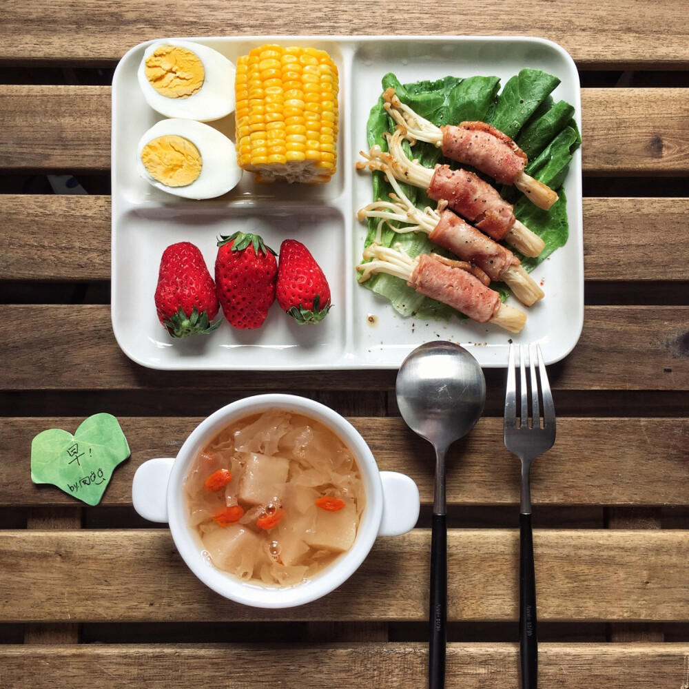 2017.4.7早餐记录:雪梨银耳汤+玉米+白煮蛋+培根金针菇卷+草莓