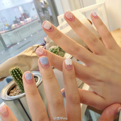 蓝色 粉色 美甲