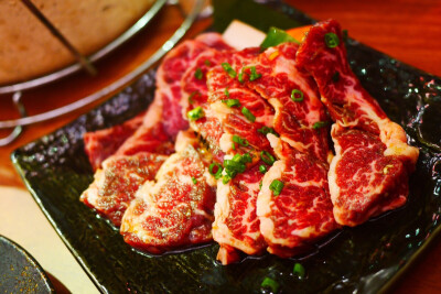 晚上本来是奔着烧肉万福去的没想到周末生意老好八点前都没位无意间发现隔壁新开了一家丸道烧肉并且是从上海开过来的赶紧进门试下味道第一道就是酱汁牛小排