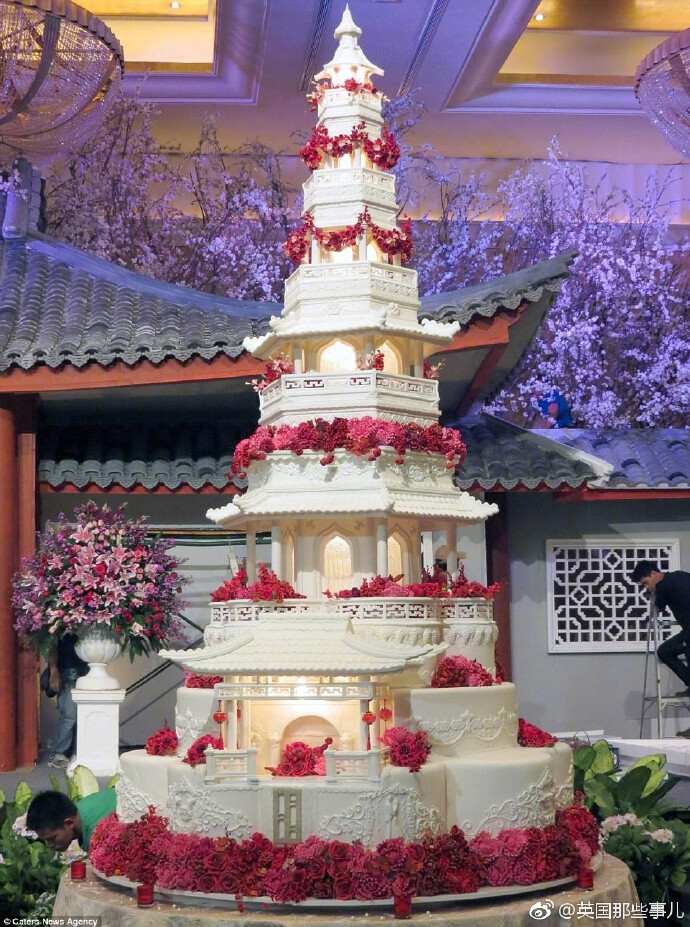 家族经营的蛋糕烘焙公司Le Novelle Cake，擅长制作画风像童话一样的城堡蛋糕……据说有的要耗时一两个月时间才能完成，还得用卡车运输现场组装……不过这最后的画风，也是梦幻到有点震惊了 ins：miyominaki ​​​​