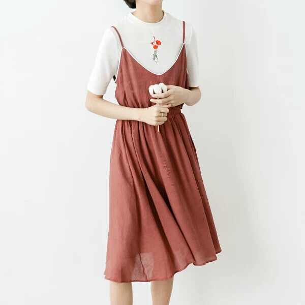 白边女头✨
你站在桥上看风景， 看风景的人在楼上看你。 明月装饰了你的窗子， 你装饰了别人的梦。 ——卞之琳 《断章》