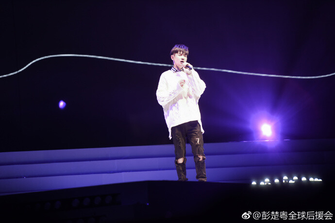 #X玖少年团队长彭楚粤##彭楚粤斗破苍穹# 一切言语不及的美好，是你啊，@X玖少年团彭楚粤 ​​​​图源：微博彭楚粤全球后援会