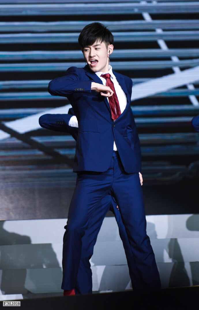 #彭楚粤0402上海演唱会##X玖少年团队长彭楚粤# 过去️现在️未来…我在，我还在，我依然会在我一直都会在[加油]@X玖少年团彭楚粤 KYELL-いきものがかり ​​​​图源：微博FM_1016