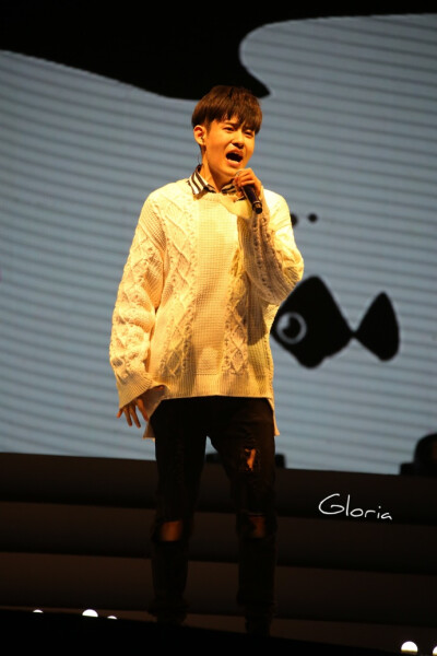 #彭楚粤# @X玖少年团彭楚粤 失去原则也没有关系，这段无声告白我有在听。灯光明暗，我都抱住你。 ​​​​图源：微博碧落欢喜时x