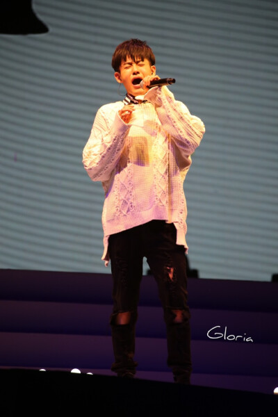 #彭楚粤# @X玖少年团彭楚粤 失去原则也没有关系，这段无声告白我有在听。灯光明暗，我都抱住你。 ​​​​图源：微博碧落欢喜时x