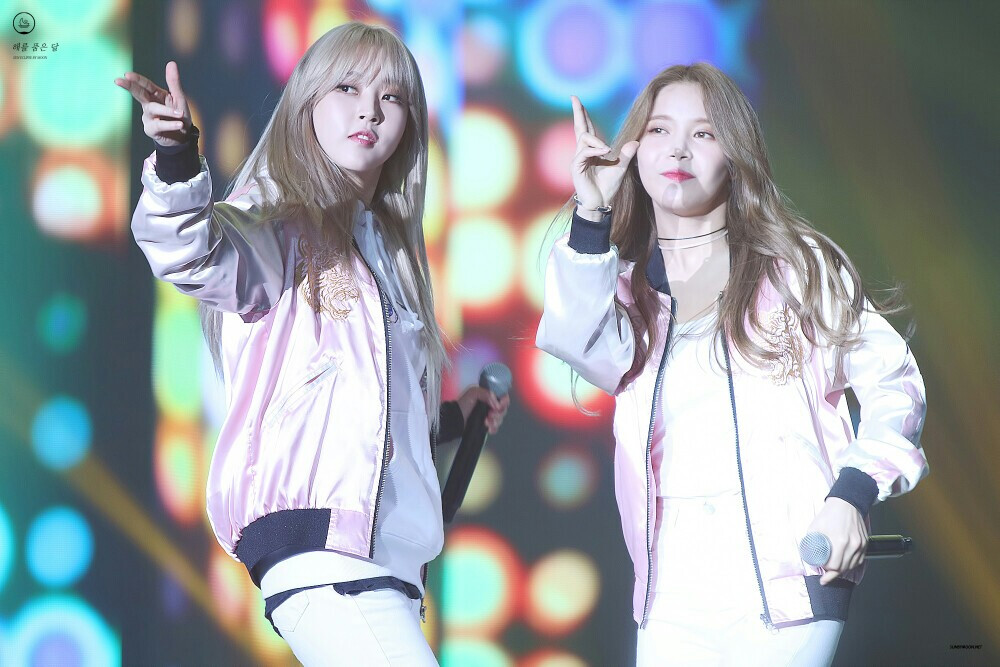 #玟星# #金容仙# #Moonbyul# #Solar#
161025 IBK真好的音乐会实图
【玟星 饭拍共3P】
[泪]超好看
图cr. sun eclipse by moon ​​