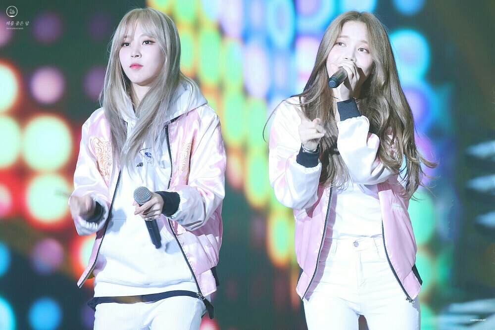 #玟星# #金容仙# #Moonbyul# #Solar#
161025 IBK真好的音乐会实图
【玟星 饭拍共3P】
[泪]超好看
图cr. sun eclipse by moon ​​