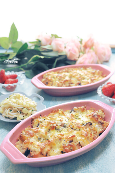 早安，今日早餐：菌菇滑鸡焗饭+金针菇炒玉米+草莓+花生浆
菌菇滑鸡焗饭做法：公众号回复159查看食谱，菌菇滑鸡做好后放入米饭翻炒均匀，放入局饭碗内，表面撒马苏里拉芝士，200°15分钟即可。
做菌菇滑鸡剩下的金…