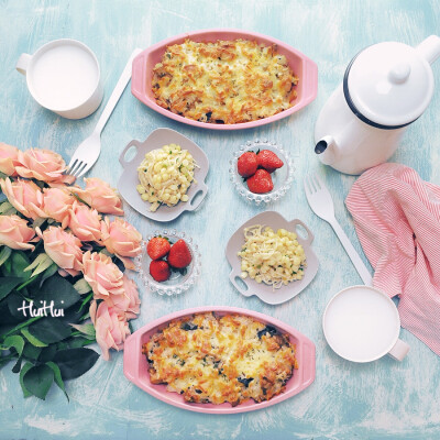 早安，今日早餐：菌菇滑鸡焗饭+金针菇炒玉米+草莓+花生浆
菌菇滑鸡焗饭做法：公众号回复159查看食谱，菌菇滑鸡做好后放入米饭翻炒均匀，放入局饭碗内，表面撒马苏里拉芝士，200°15分钟即可。
做菌菇滑鸡剩下的金…